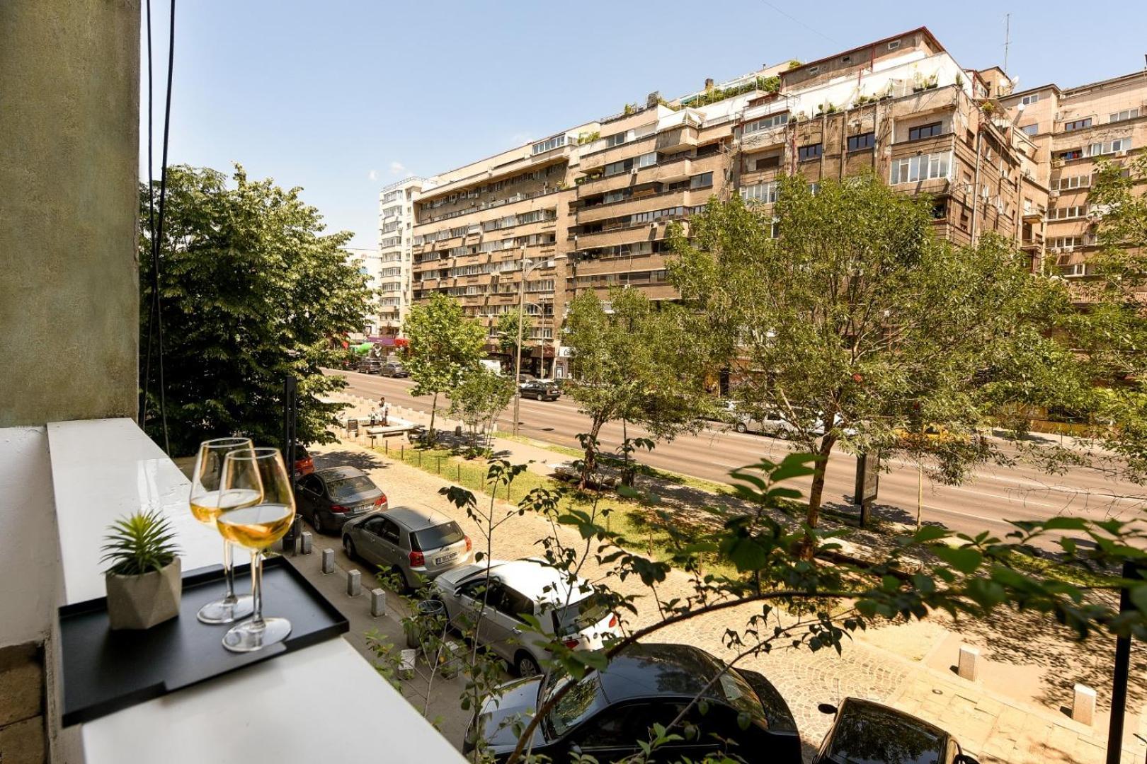 Downtown Oasis: Central Apartments With Cozy Charm Букурещ Екстериор снимка