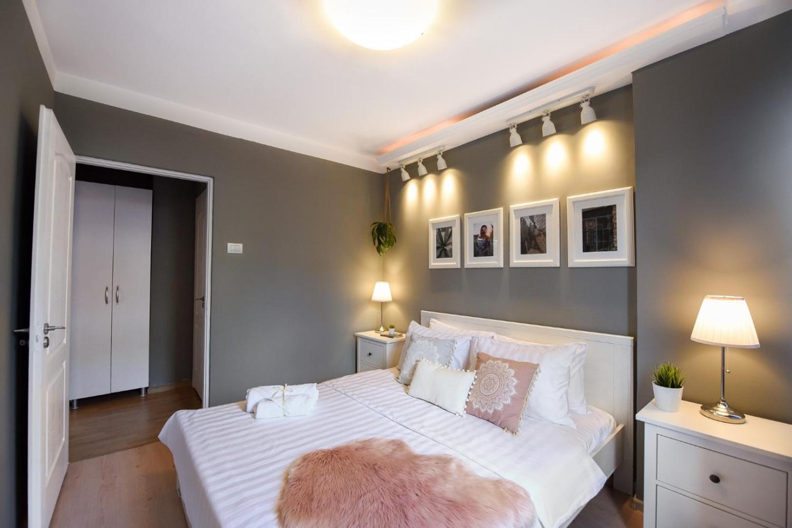 Downtown Oasis: Central Apartments With Cozy Charm Букурещ Стая снимка