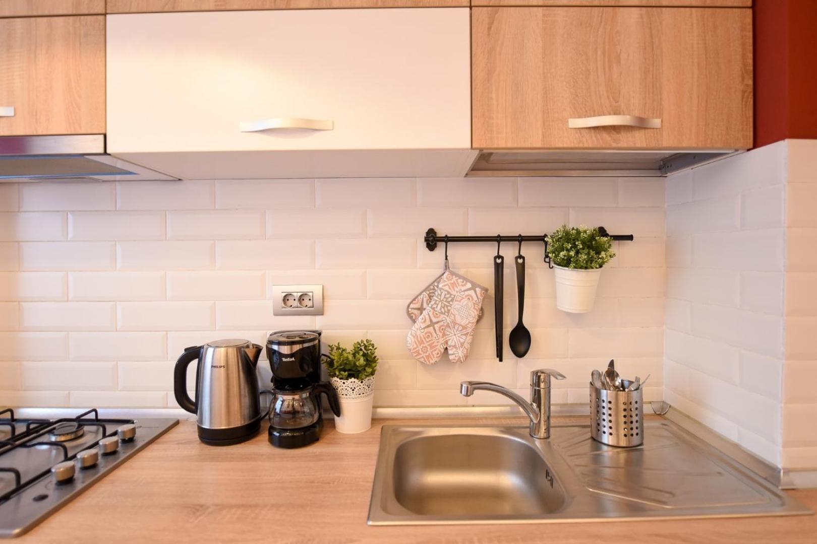 Downtown Oasis: Central Apartments With Cozy Charm Букурещ Стая снимка