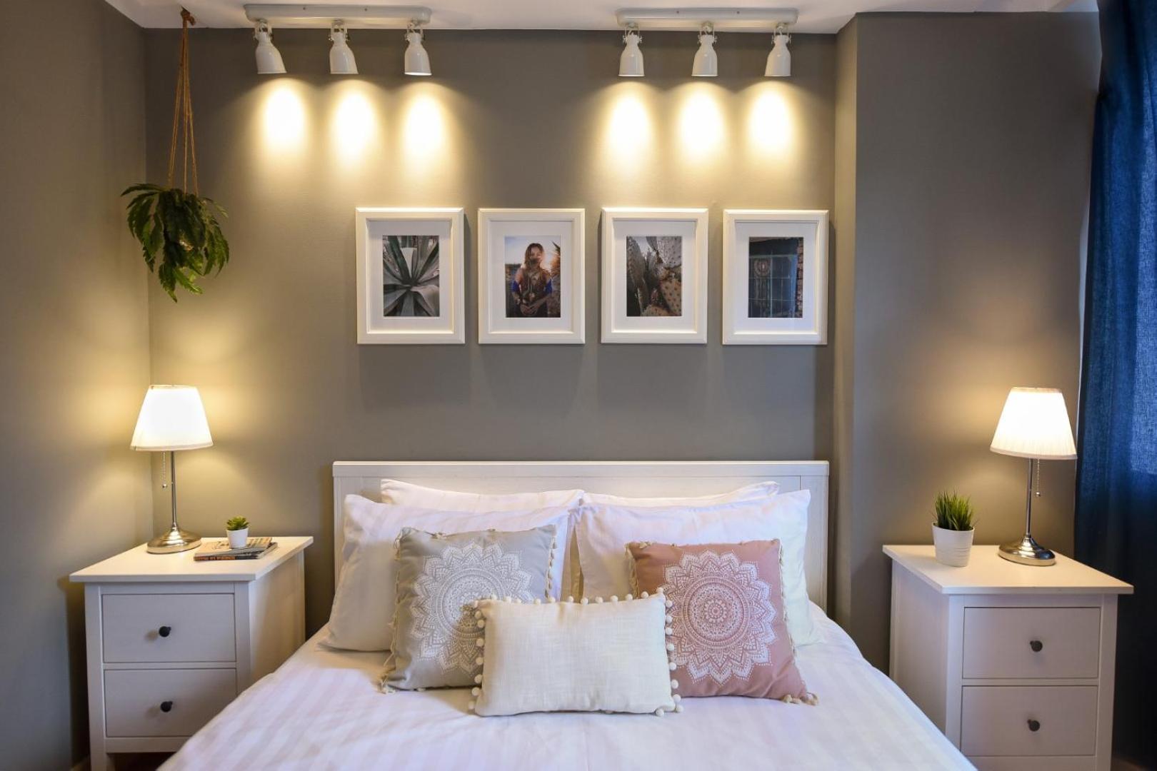 Downtown Oasis: Central Apartments With Cozy Charm Букурещ Стая снимка