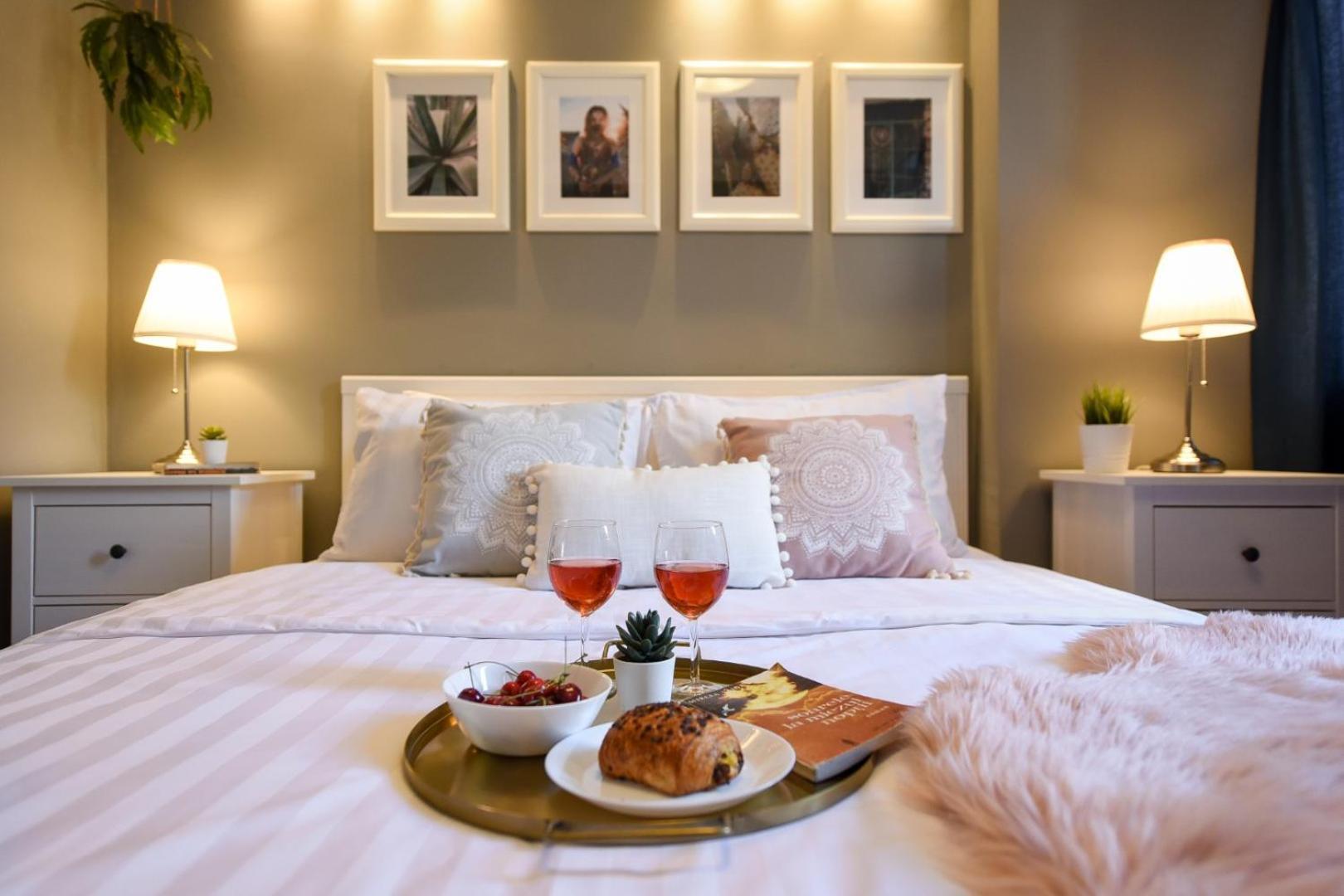 Downtown Oasis: Central Apartments With Cozy Charm Букурещ Стая снимка